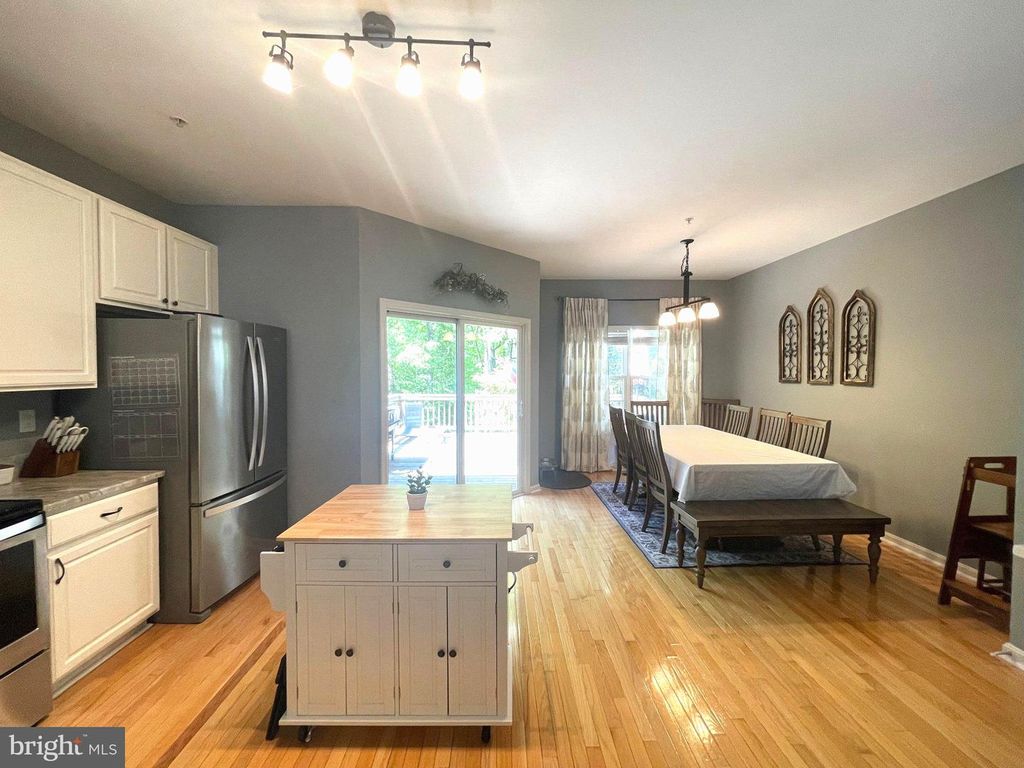 Image 3 of property listing at 626 TROUT RUN CT, Odenton, MD 21113