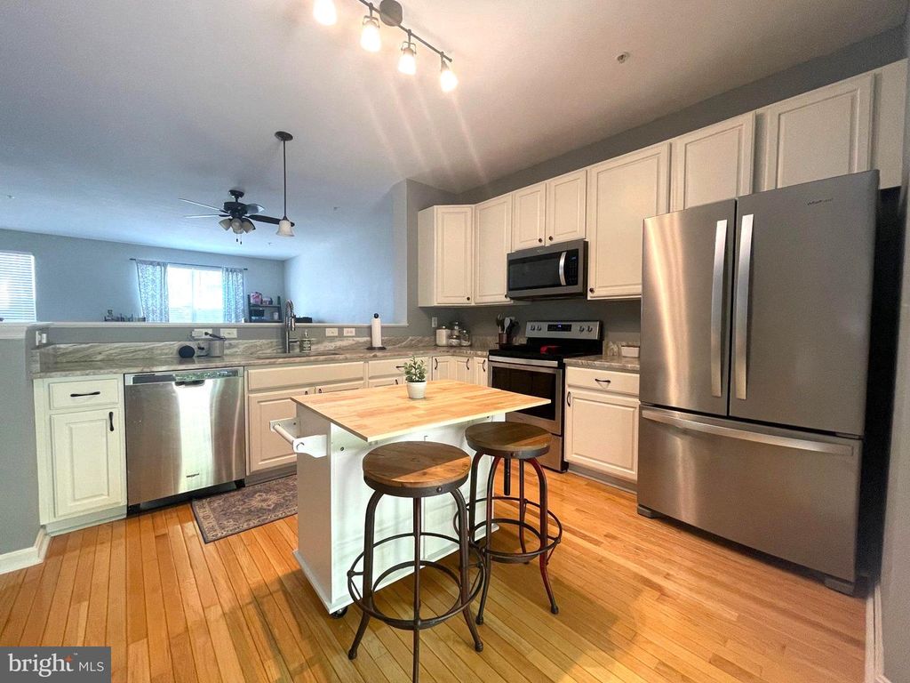 Image 4 of property listing at 626 TROUT RUN CT, Odenton, MD 21113
