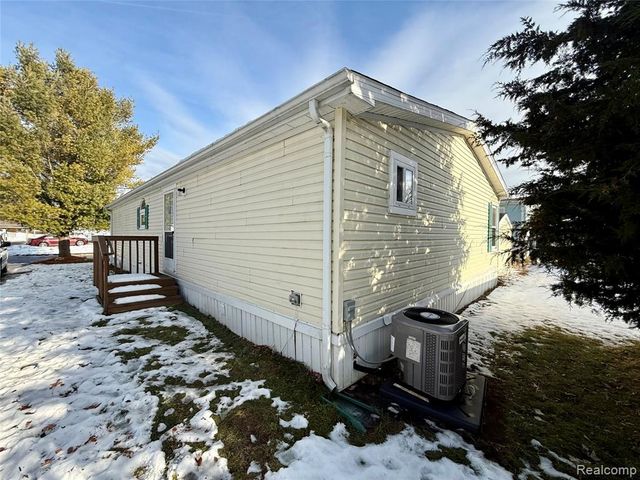 7104 Scarborough Ln., Whitmore Lake, MI 48189