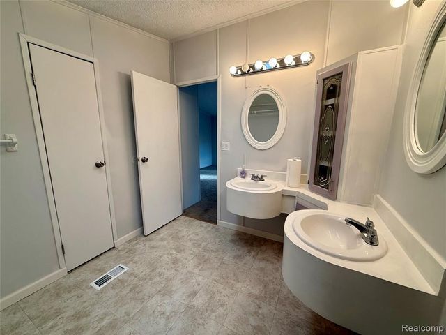 7104 Scarborough Ln., Whitmore Lake, MI 48189