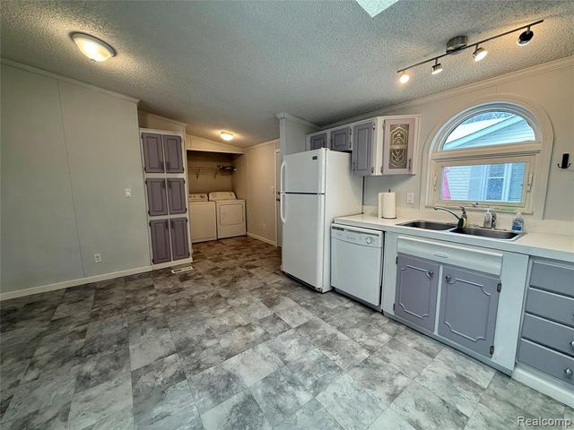 7104 Scarborough Ln., Whitmore Lake, MI 48189