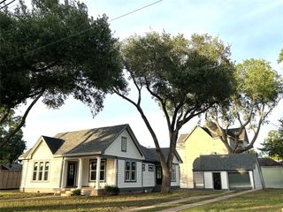502 Upton Avenue, Schulenburg, TX 78956