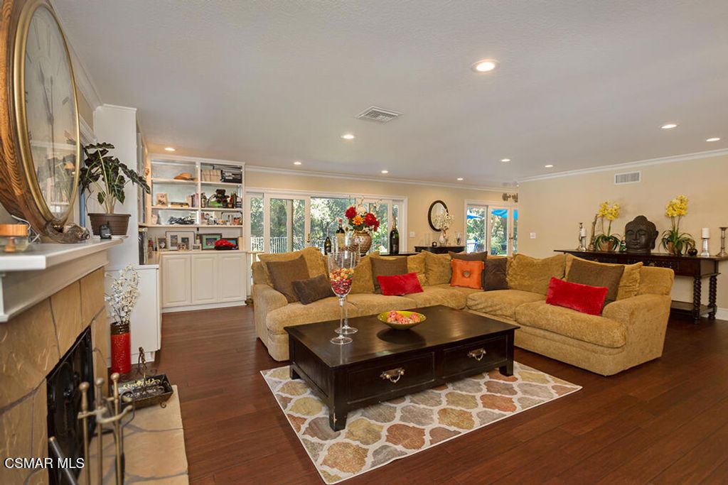 Image 11 of property listing at 4090 Cresthaven Drive, Thousand Oaks, CA 91362