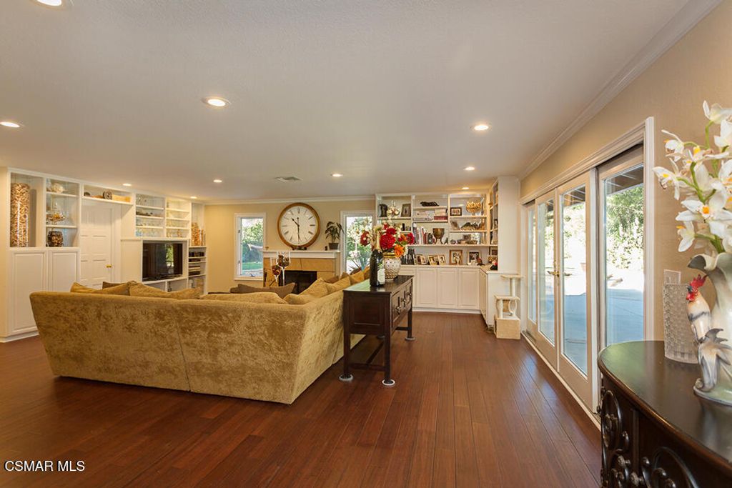 Image 12 of property listing at 4090 Cresthaven Drive, Thousand Oaks, CA 91362