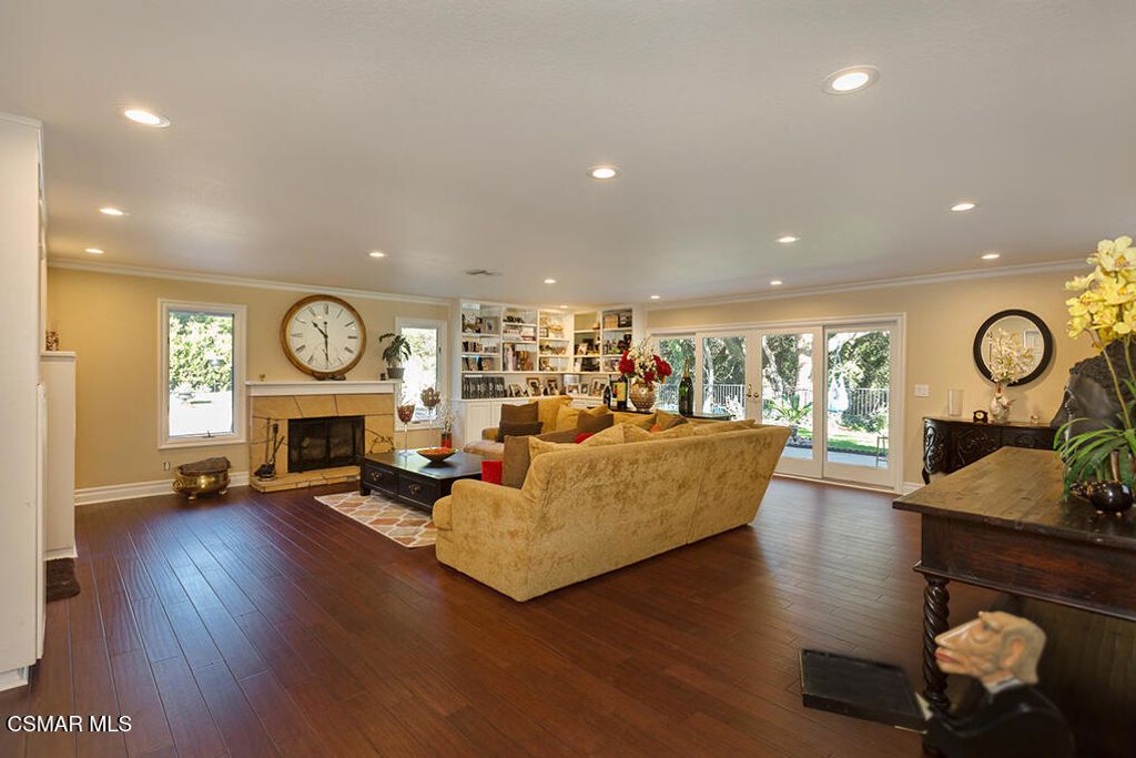 Image 13 of property listing at 4090 Cresthaven Drive, Thousand Oaks, CA 91362