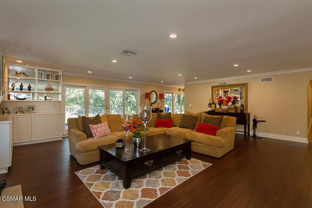 Image 16 of property listing at 4090 Cresthaven Drive, Thousand Oaks, CA 91362