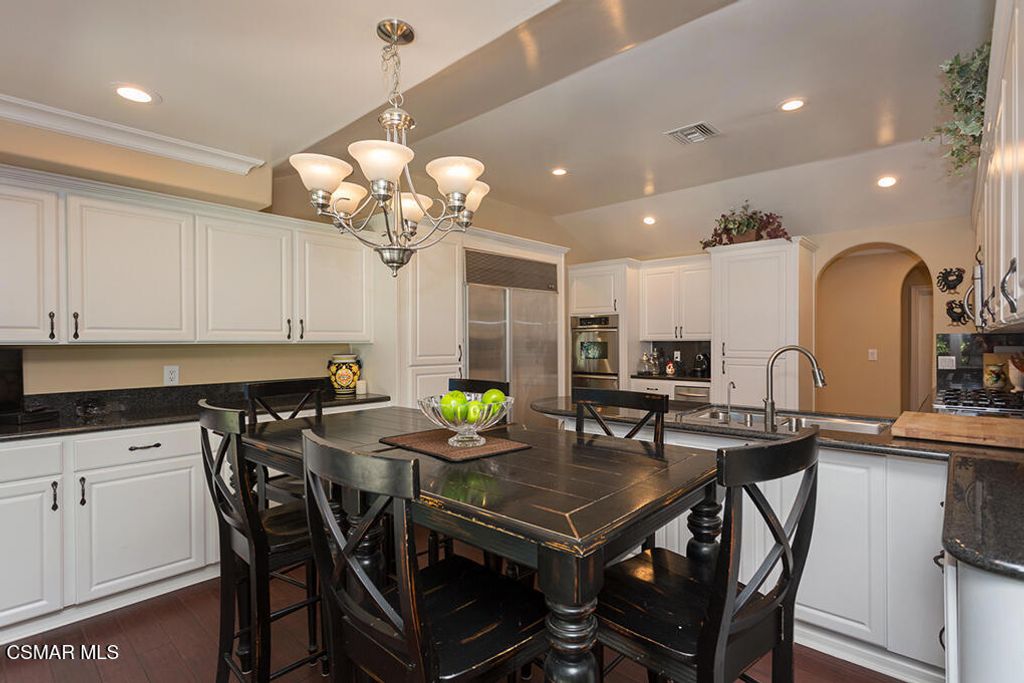 Image 17 of property listing at 4090 Cresthaven Drive, Thousand Oaks, CA 91362