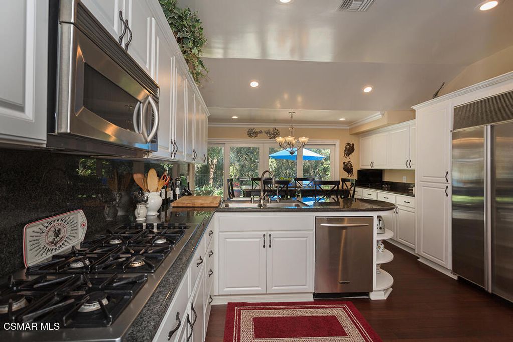 Image 19 of property listing at 4090 Cresthaven Drive, Thousand Oaks, CA 91362