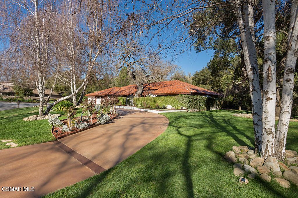 Image 2 of property listing at 4090 Cresthaven Drive, Thousand Oaks, CA 91362
