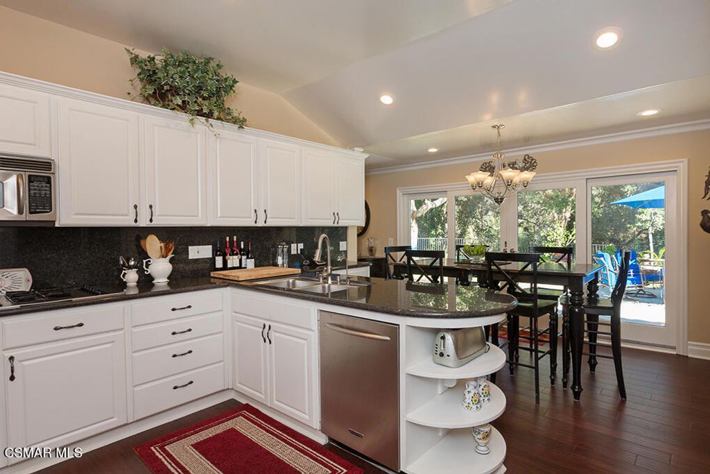 Image 20 of property listing at 4090 Cresthaven Drive, Thousand Oaks, CA 91362