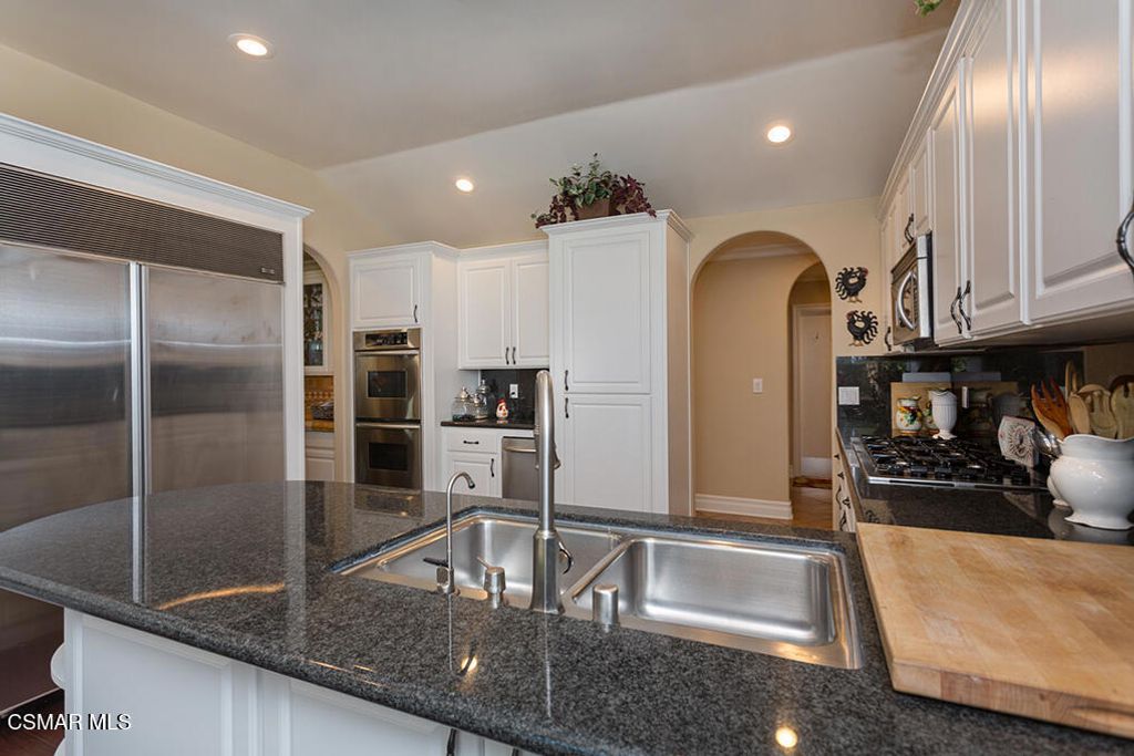 Image 21 of property listing at 4090 Cresthaven Drive, Thousand Oaks, CA 91362