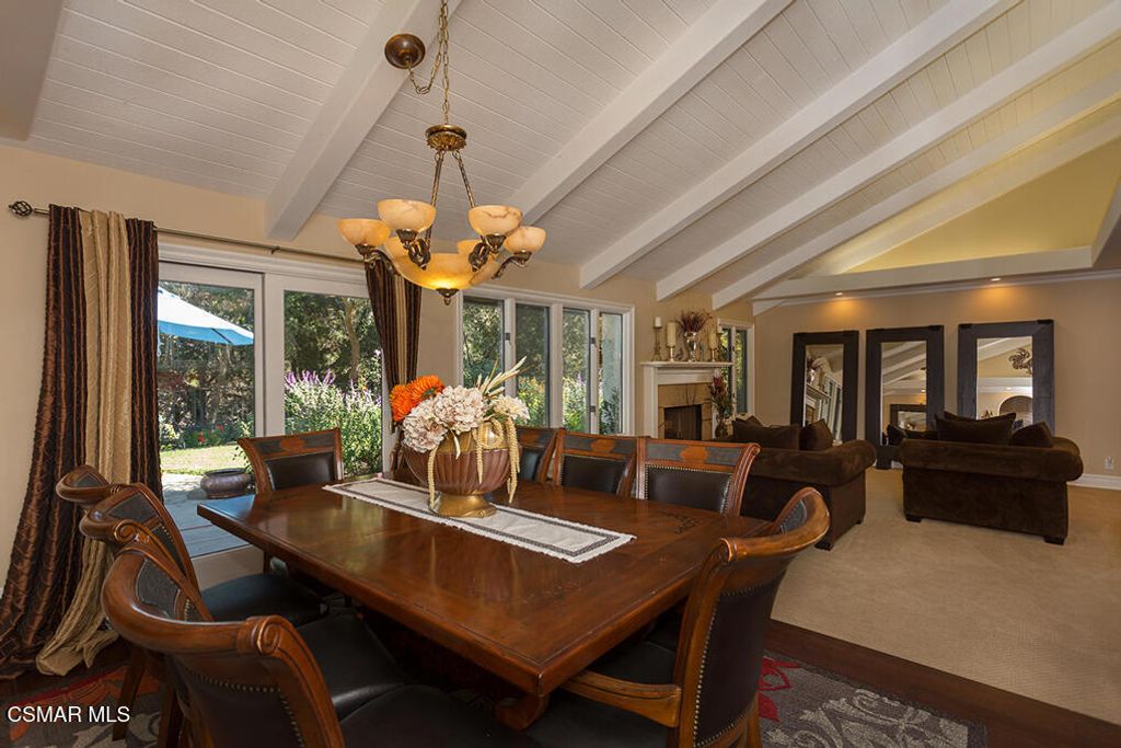 Image 24 of property listing at 4090 Cresthaven Drive, Thousand Oaks, CA 91362