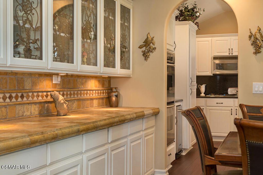 Image 25 of property listing at 4090 Cresthaven Drive, Thousand Oaks, CA 91362