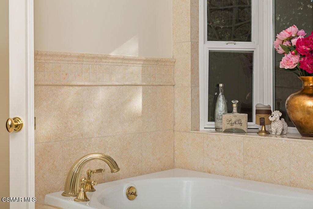 Image 29 of property listing at 4090 Cresthaven Drive, Thousand Oaks, CA 91362