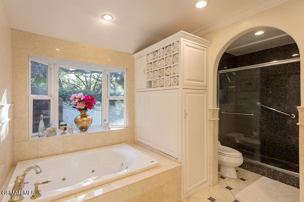 Image 30 of property listing at 4090 Cresthaven Drive, Thousand Oaks, CA 91362