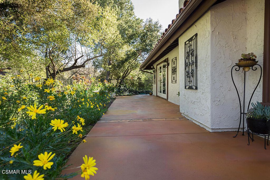 Image 49 of property listing at 4090 Cresthaven Drive, Thousand Oaks, CA 91362