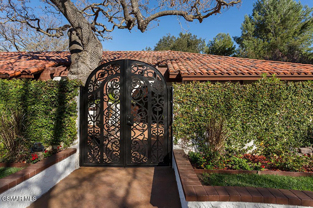 Image 5 of property listing at 4090 Cresthaven Drive, Thousand Oaks, CA 91362