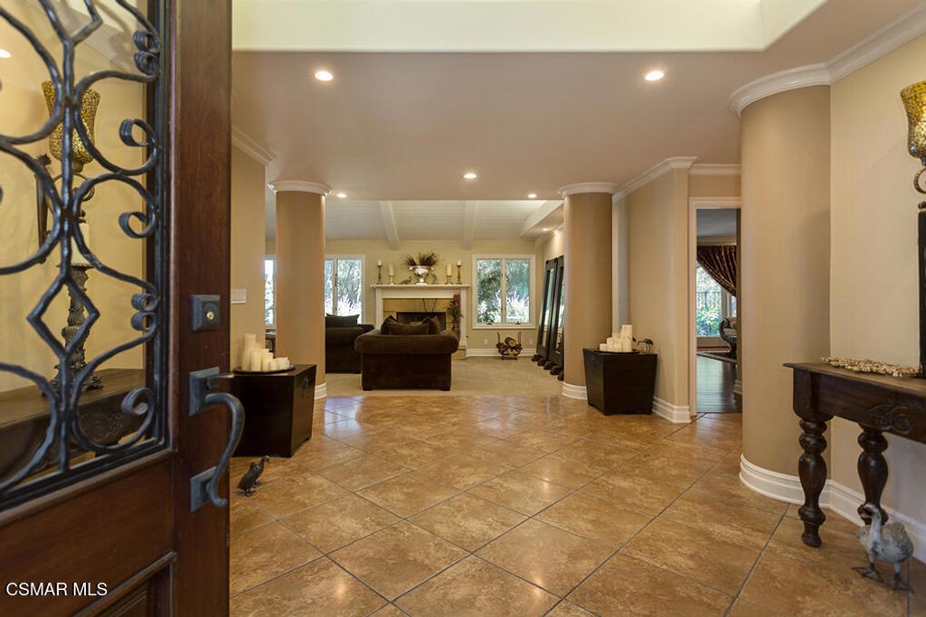 Image 9 of property listing at 4090 Cresthaven Drive, Thousand Oaks, CA 91362