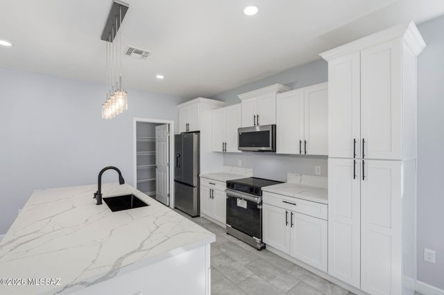 2850 W Carnauba Street, Tucson, AZ 85705