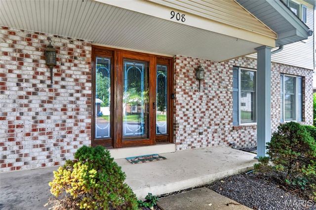 908 Devonshire Lane, St Charles, MO 63301