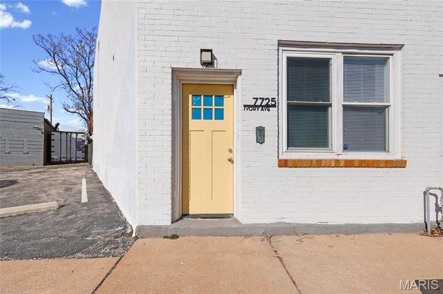 7725 Ivory Avenue, St Louis, MO 63111