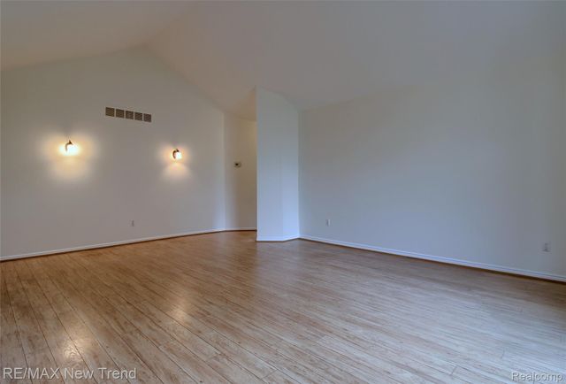 2759 Maple Forest Drive, Wixom, MI 48393