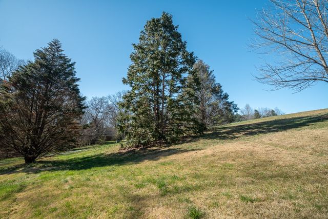 15 Clifton Rd, Lawrenceburg, TN 38464