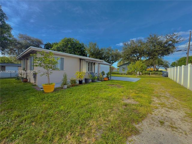 6137 Garfield St, Hollywood, FL 33024