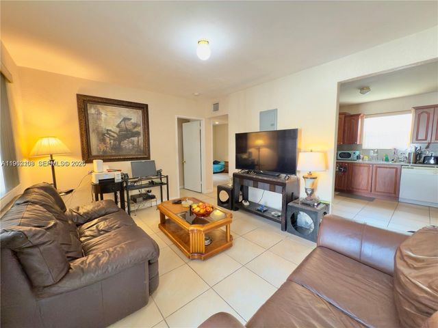 6137 Garfield St, Hollywood, FL 33024