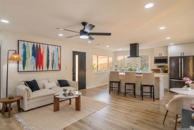 855 Kainoa Place, Honolulu, HI 96821