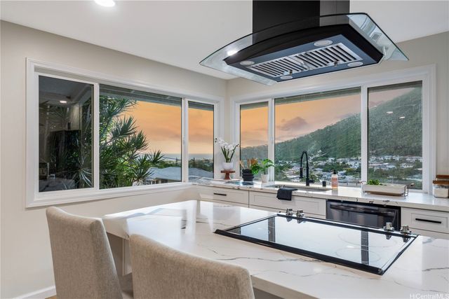 855 Kainoa Place, Honolulu, HI 96821