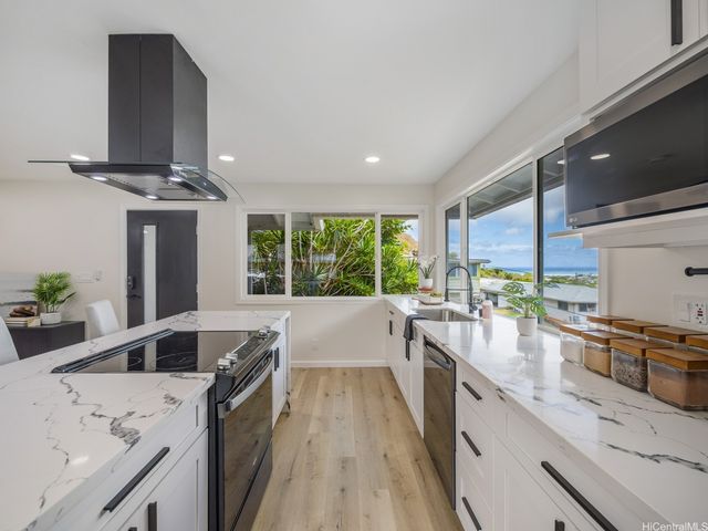 855 Kainoa Place, Honolulu, HI 96821