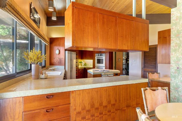 4704 Hillcrest View Dr, Boise, ID 83705