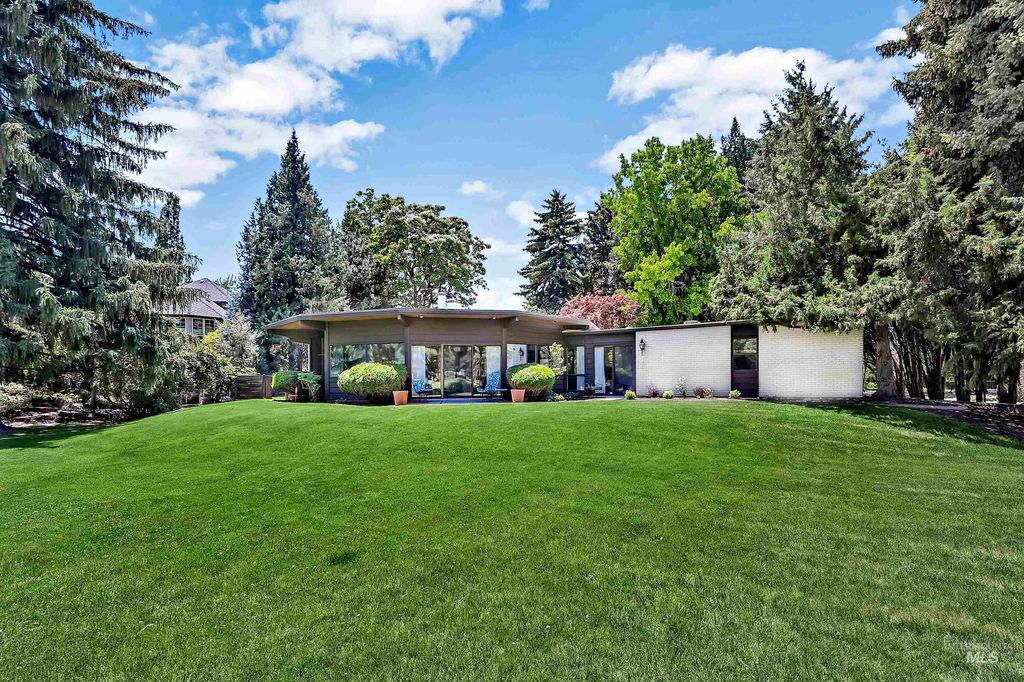 4704 Hillcrest View Dr, Boise, ID 83705