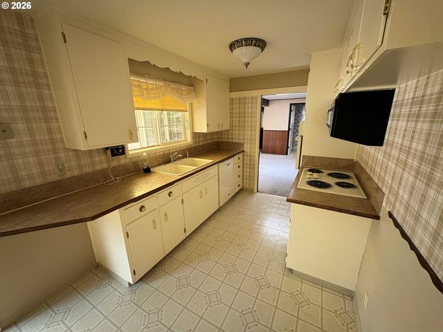 1755 ALDERWOOD St, Eugene, OR 97404