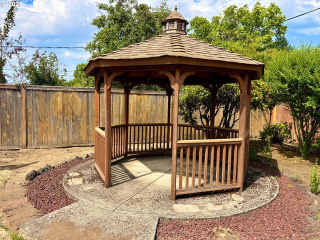 1755 ALDERWOOD St, Eugene, OR 97404