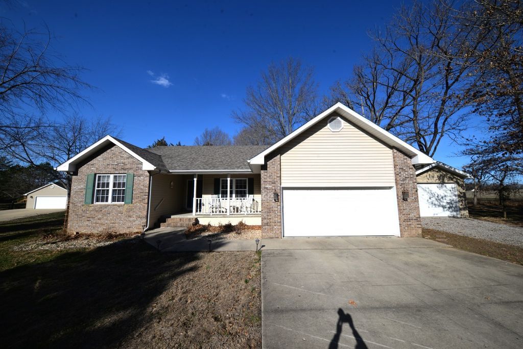 Image 2 of property listing at 14687 N Lost Lake Lane, Mt Vernon, IL 62864