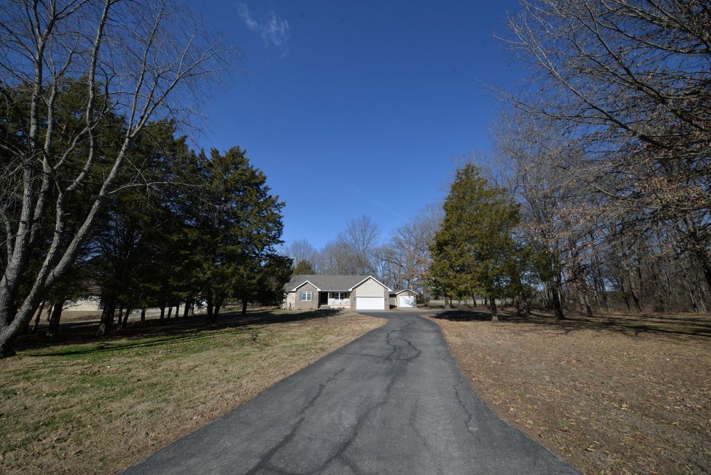 Image 11 of property listing at 14687 N Lost Lake Lane, Mt Vernon, IL 62864