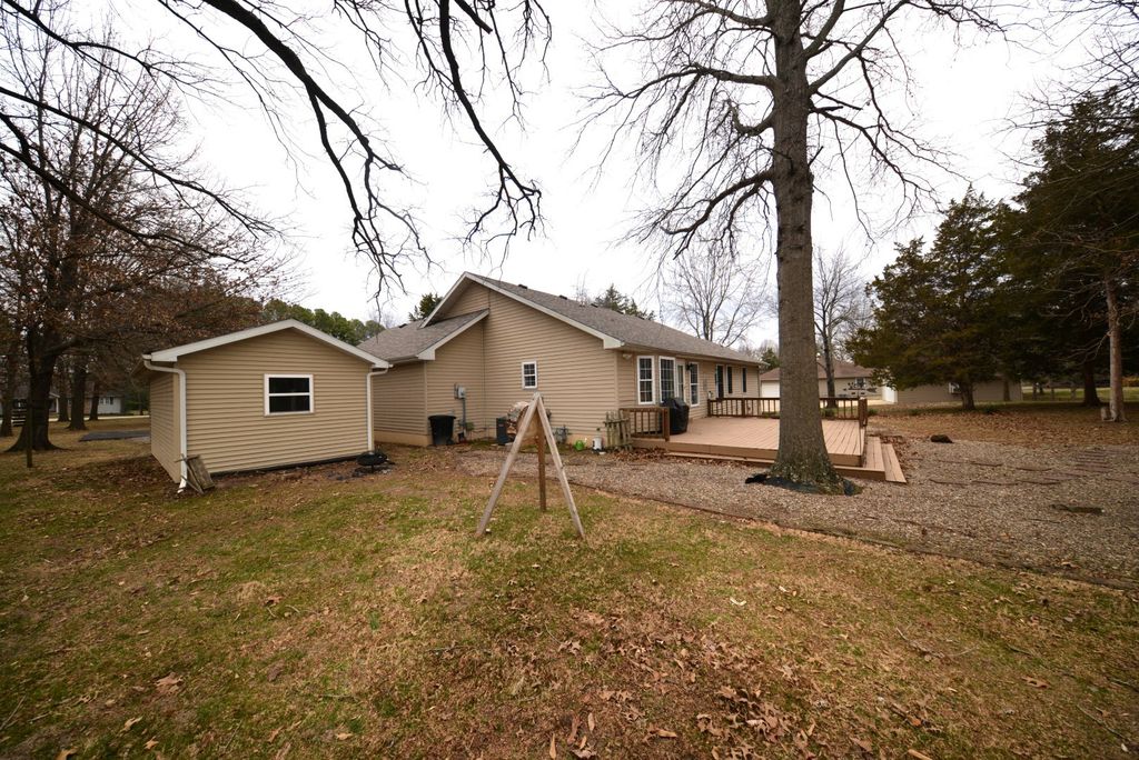 Image 13 of property listing at 14687 N Lost Lake Lane, Mt Vernon, IL 62864