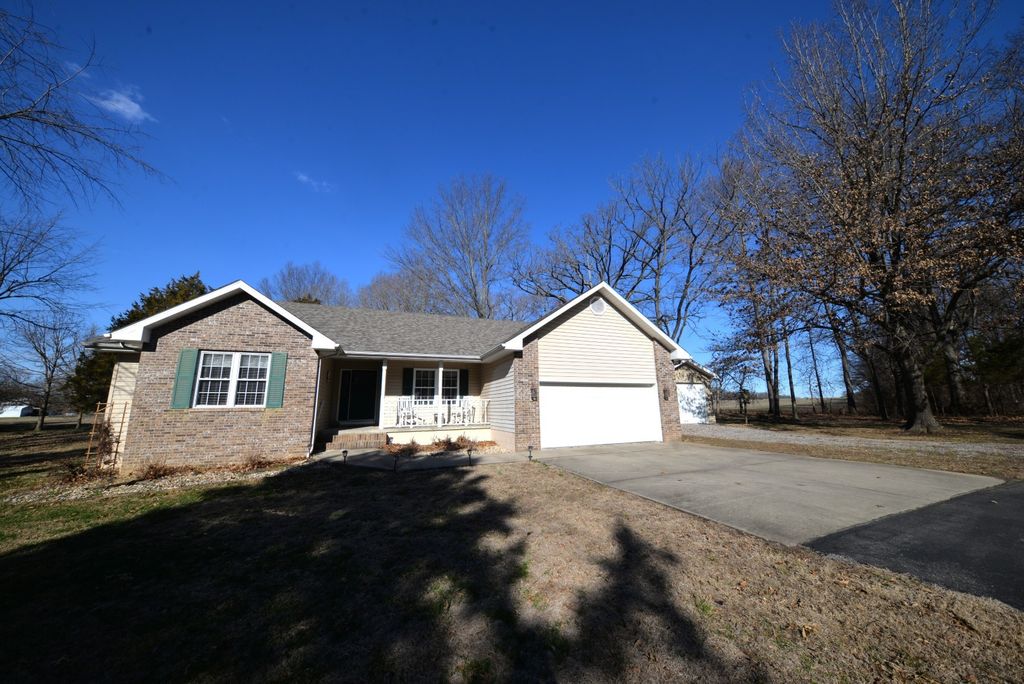 Image 3 of property listing at 14687 N Lost Lake Lane, Mt Vernon, IL 62864