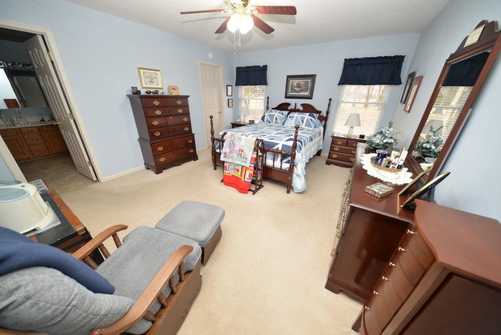 Image 36 of property listing at 14687 N Lost Lake Lane, Mt Vernon, IL 62864