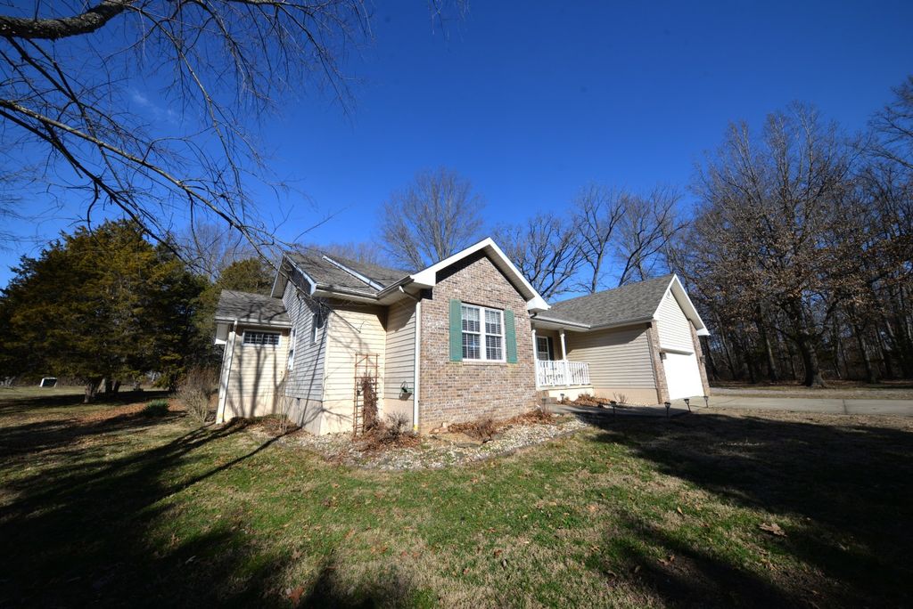 Image 6 of property listing at 14687 N Lost Lake Lane, Mt Vernon, IL 62864