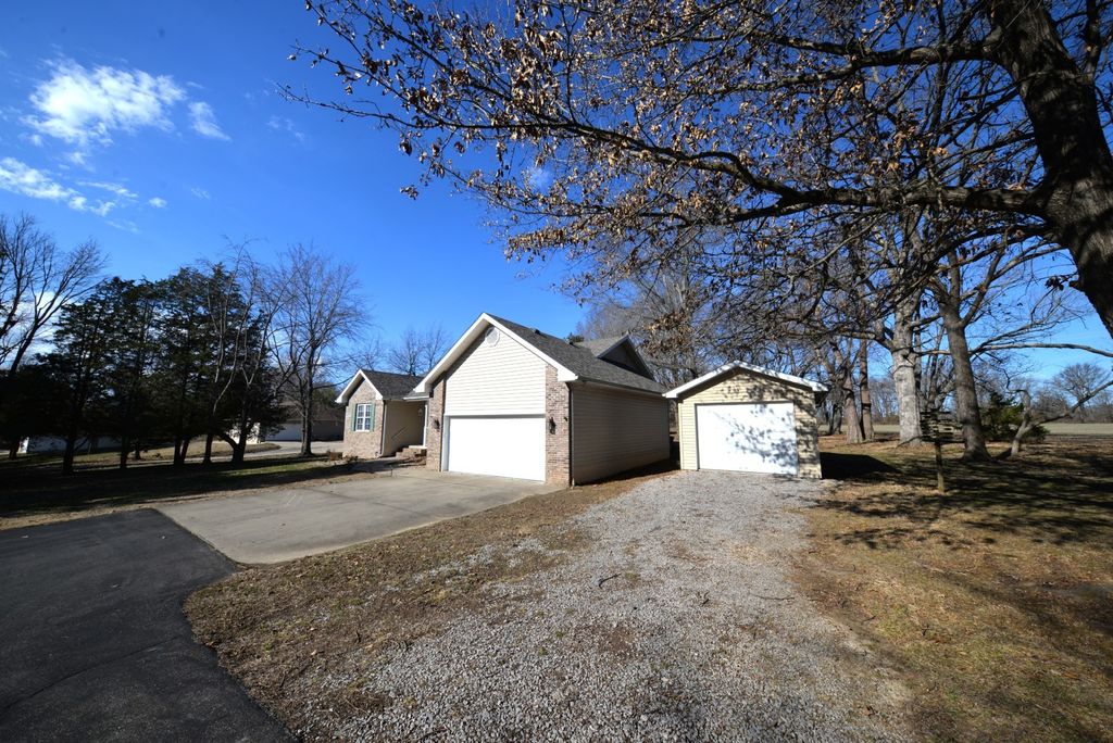 Image 7 of property listing at 14687 N Lost Lake Lane, Mt Vernon, IL 62864