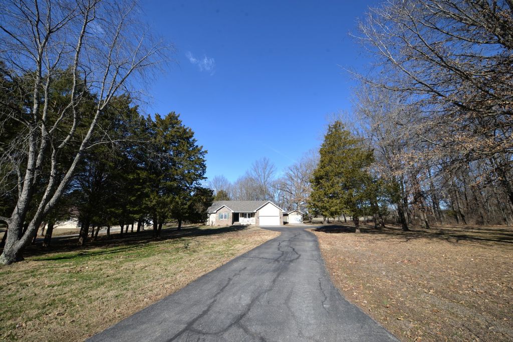 Image 9 of property listing at 14687 N Lost Lake Lane, Mt Vernon, IL 62864