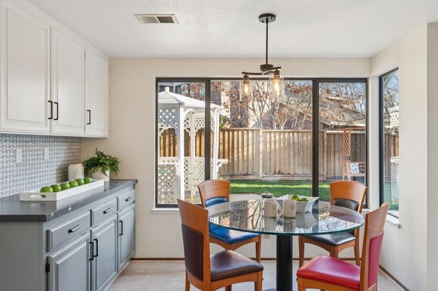 18 Applegate Way, Alameda, CA 94502