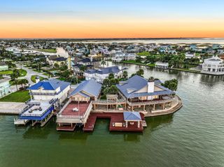 4107 W Bayside Way, Jamaica Beach, TX 77554