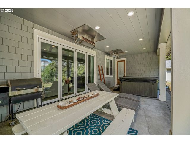 1830 Nw 47TH St, Lincoln City, OR 97367