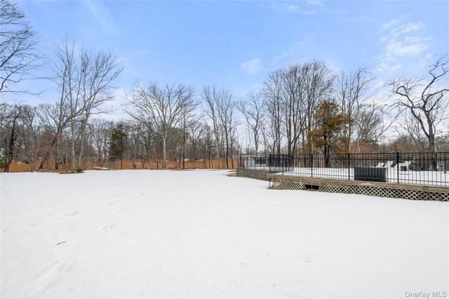 4 Monte Lane, Center Moriches, NY 11934