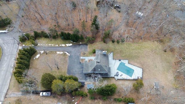 4 Monte Lane, Center Moriches, NY 11934