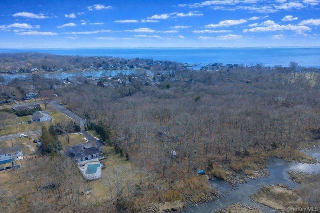 4 Monte Lane, Center Moriches, NY 11934